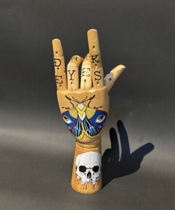 Modèle de Main en bois DARK EYES